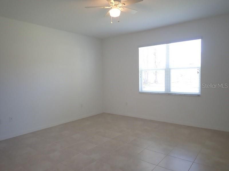 Recently Rented: $1,950 (3 beds, 2 baths, 1800 Square Feet)