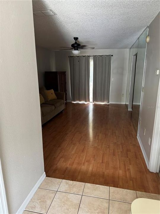 Active With Contract: $160,000 (1 beds, 1 baths, 699 Square Feet)