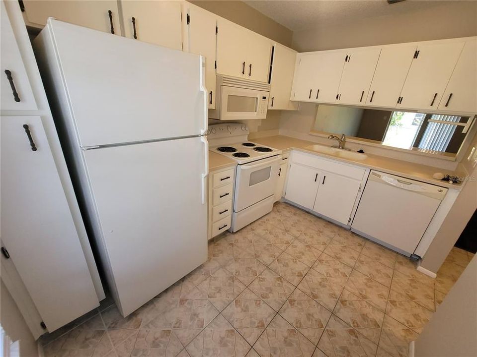 For Rent: $1,400 (2 beds, 1 baths, 888 Square Feet)