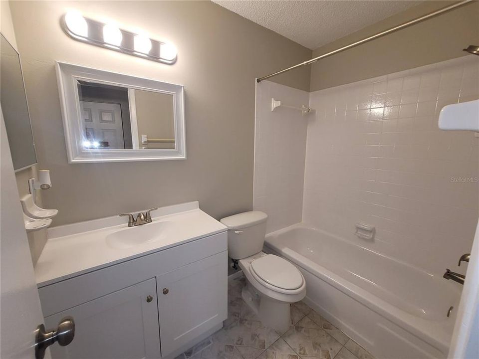 For Rent: $1,400 (2 beds, 1 baths, 888 Square Feet)