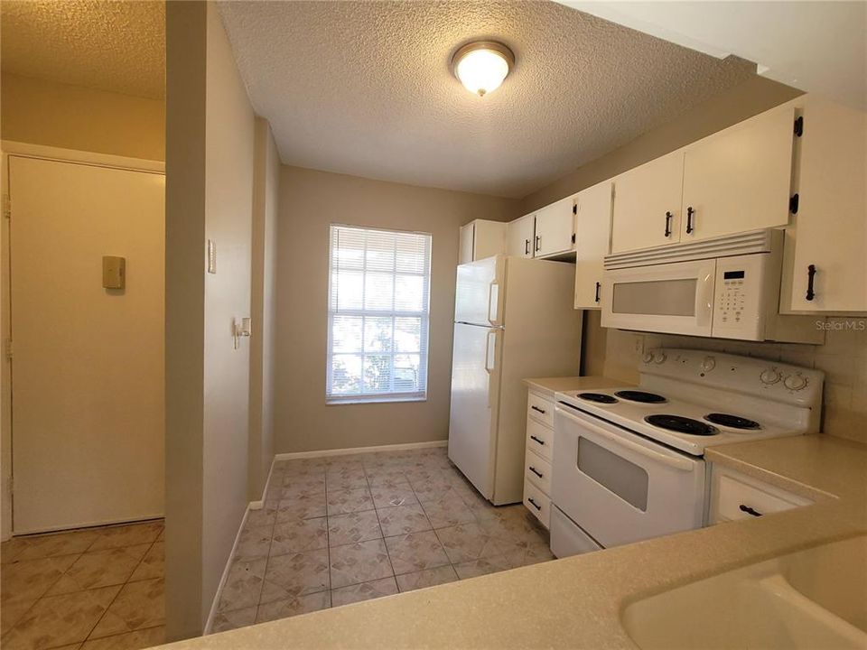 For Rent: $1,400 (2 beds, 1 baths, 888 Square Feet)