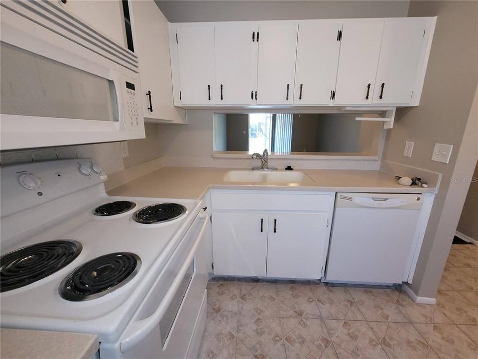 For Rent: $1,400 (2 beds, 1 baths, 888 Square Feet)