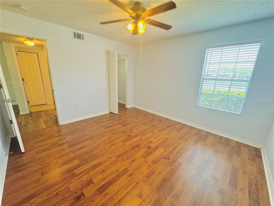 For Sale: $215,000 (2 beds, 2 baths, 916 Square Feet)