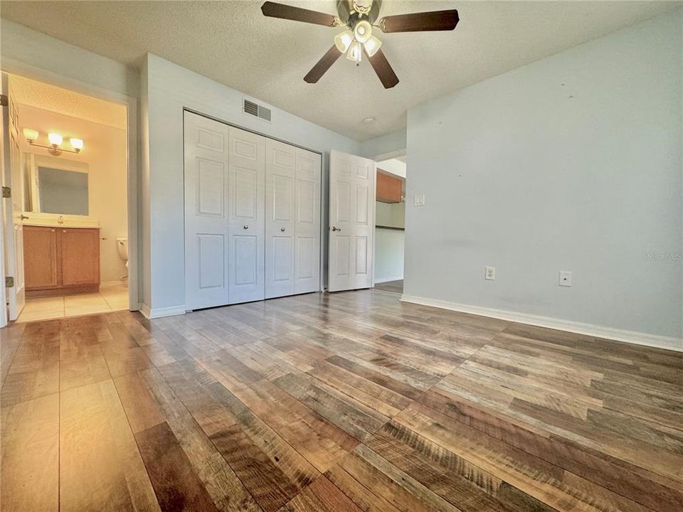 For Sale: $215,000 (2 beds, 2 baths, 916 Square Feet)