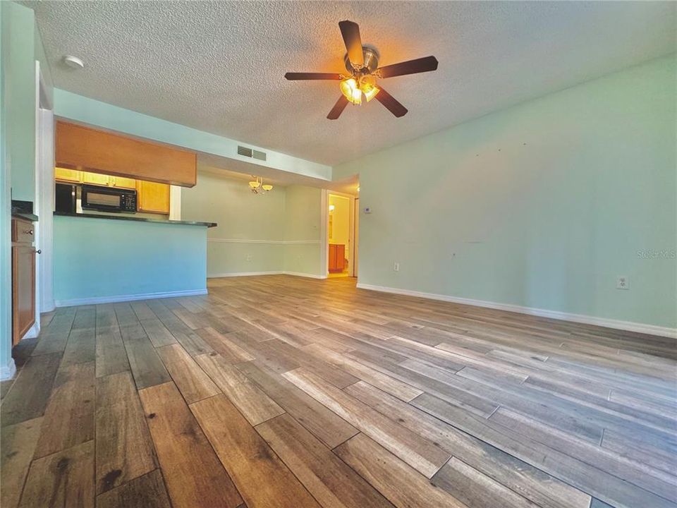 For Sale: $215,000 (2 beds, 2 baths, 916 Square Feet)