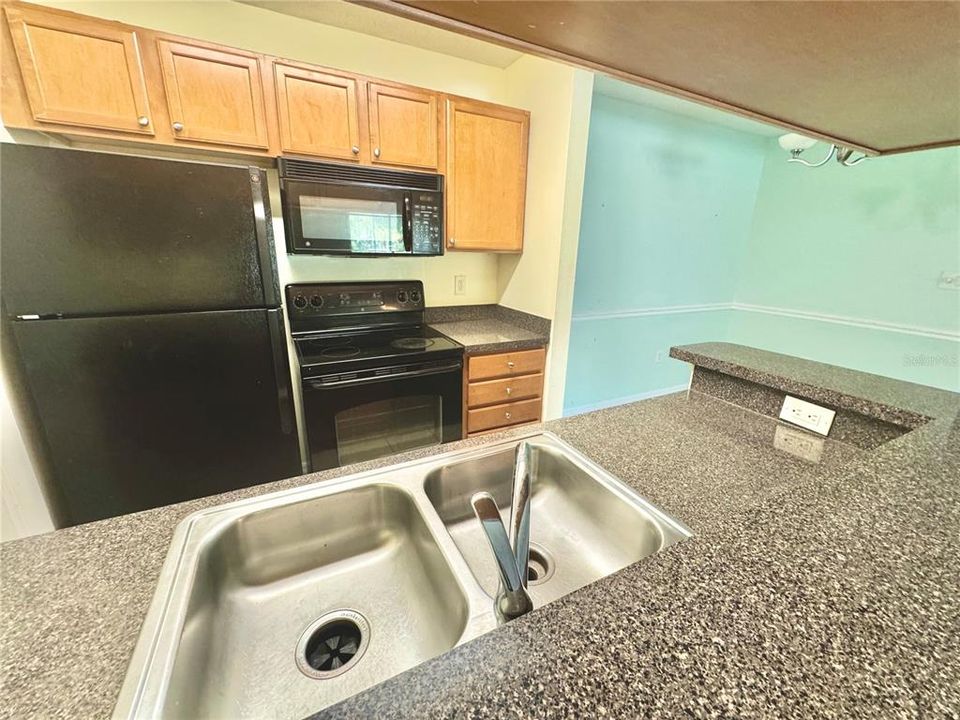 For Sale: $215,000 (2 beds, 2 baths, 916 Square Feet)