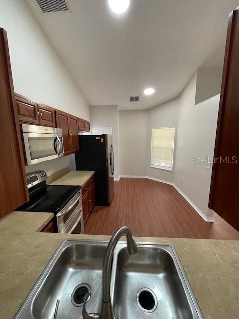 For Sale: $299,900 (2 beds, 2 baths, 965 Square Feet)