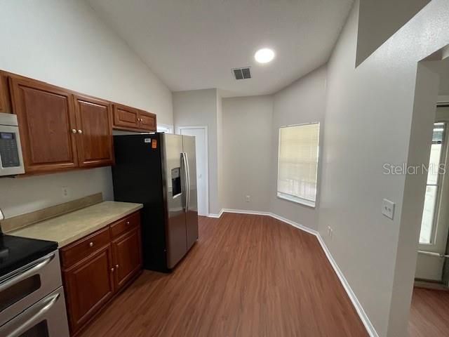 For Sale: $299,900 (2 beds, 2 baths, 965 Square Feet)