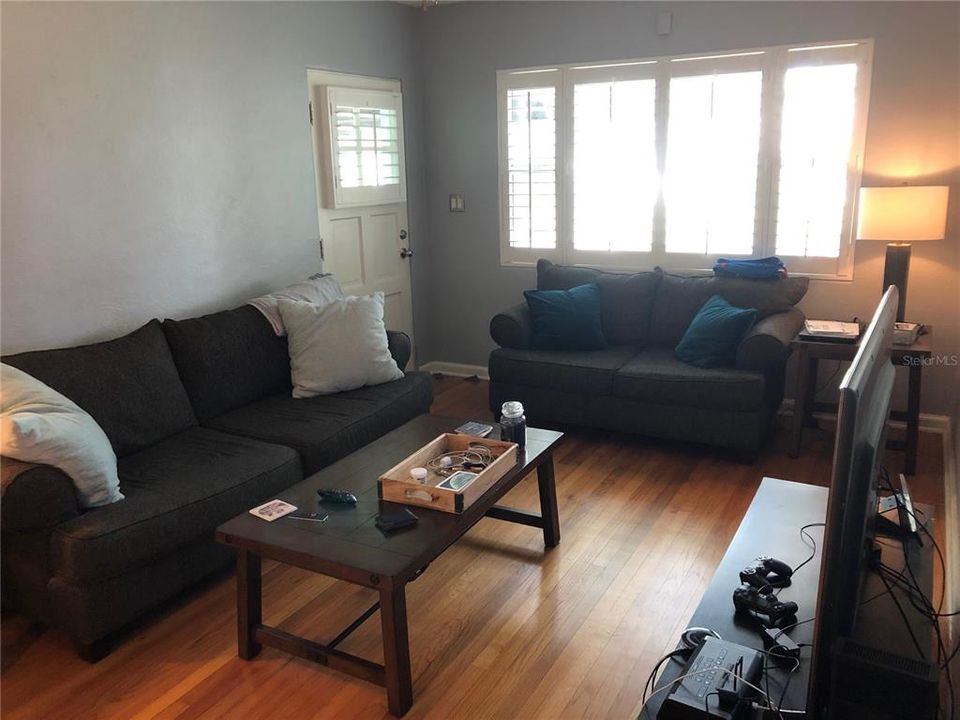 Recently Rented: $1,700 (2 beds, 1 baths, 732 Square Feet)