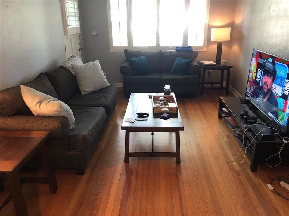 Recently Rented: $1,700 (2 beds, 1 baths, 732 Square Feet)