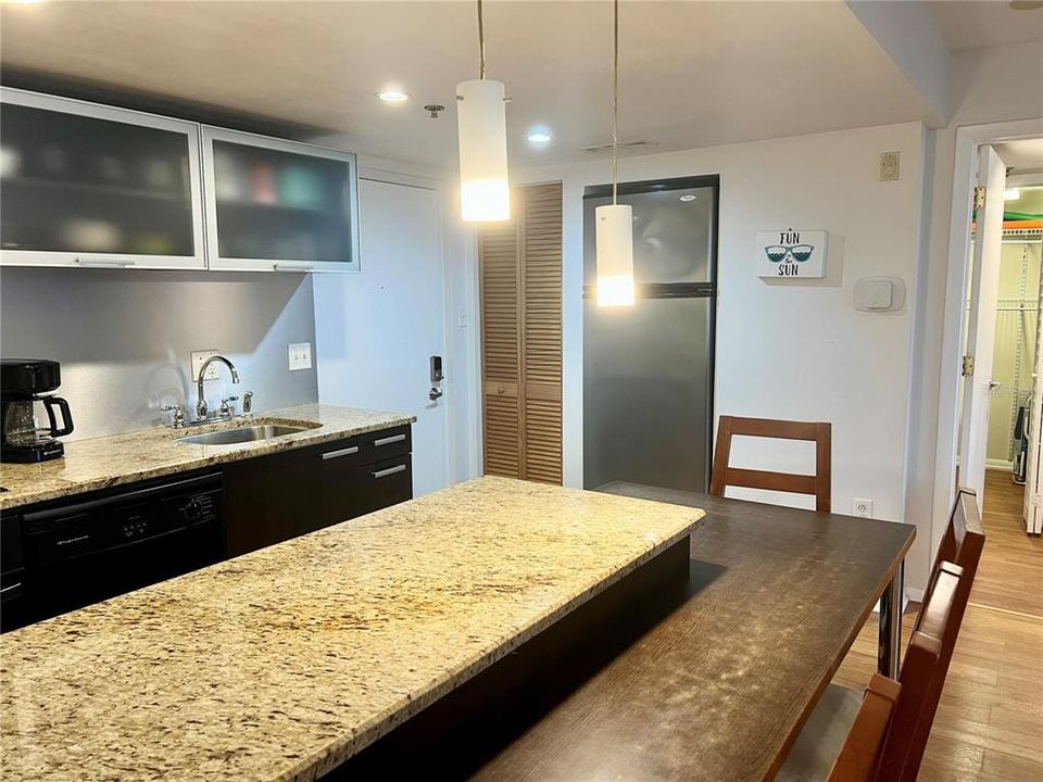 For Sale: $178,500 (2 beds, 2 baths, 870 Square Feet)