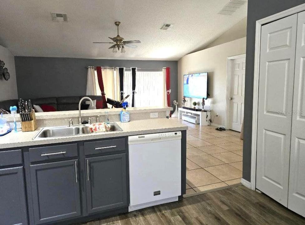 For Sale: $332,500 (4 beds, 2 baths, 1820 Square Feet)