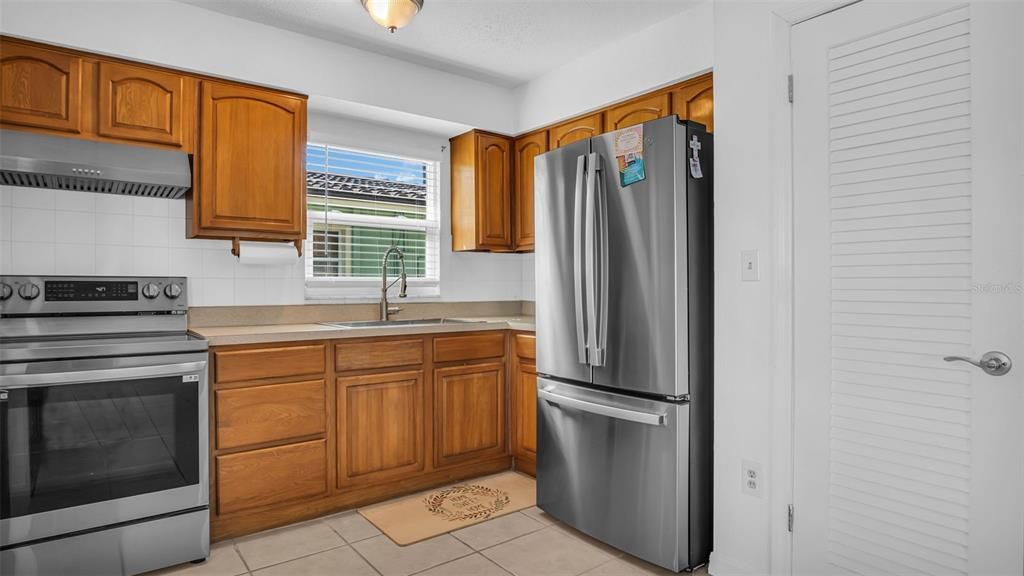 For Sale: $349,999 (2 beds, 2 baths, 890 Square Feet)