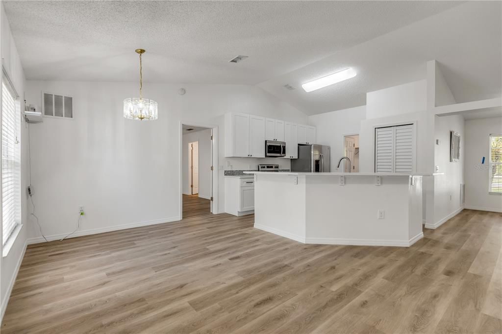For Sale: $335,000 (3 beds, 2 baths, 1594 Square Feet)