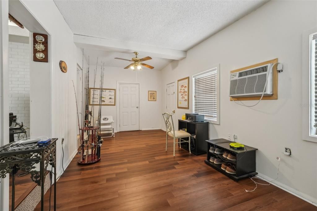 Active With Contract: $239,900 (2 beds, 1 baths, 962 Square Feet)