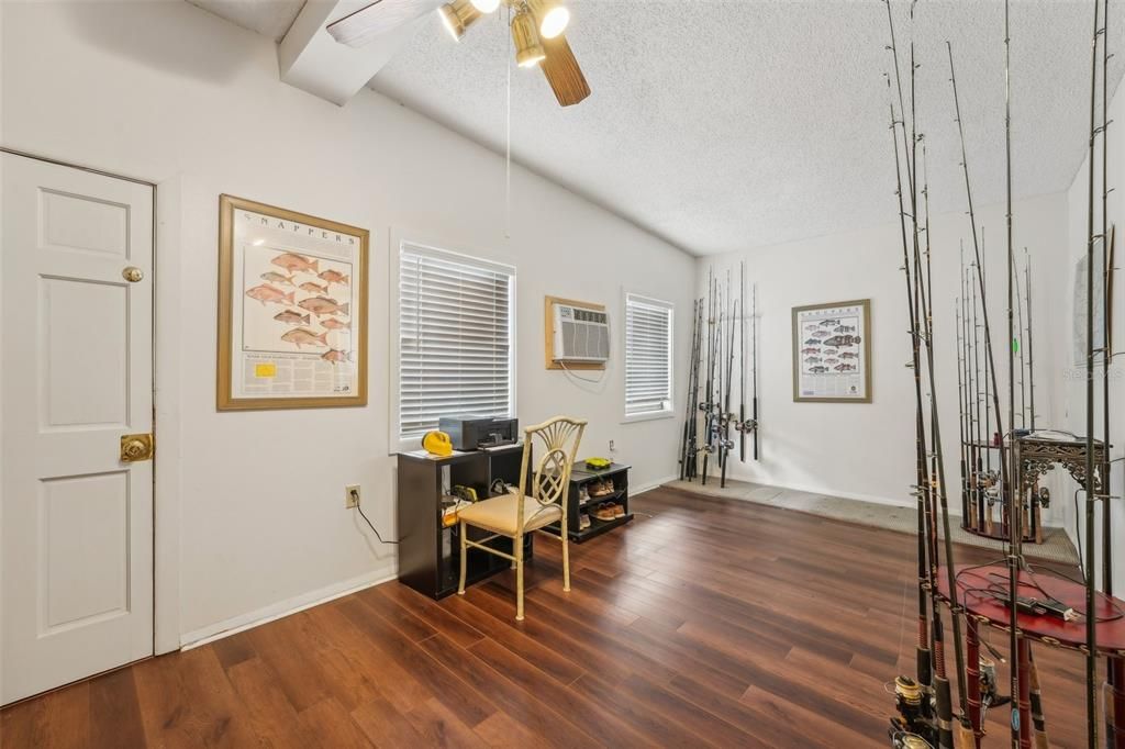 Active With Contract: $239,900 (2 beds, 1 baths, 962 Square Feet)