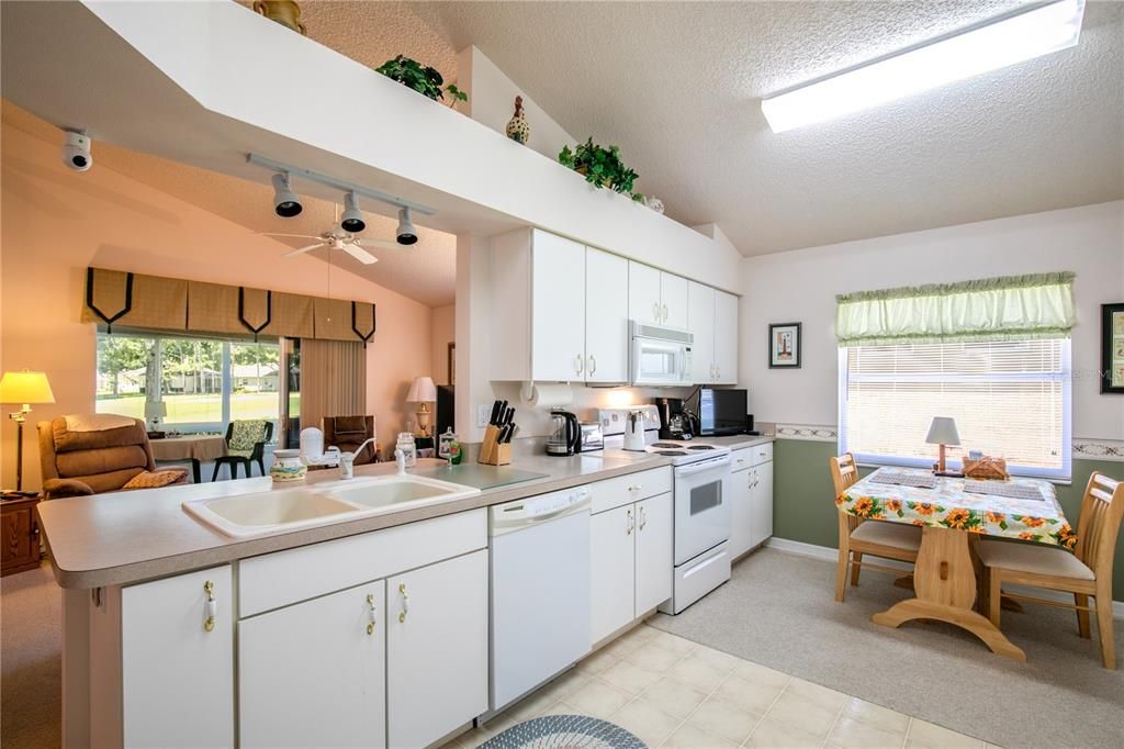 For Sale: $358,900 (2 beds, 2 baths, 1653 Square Feet)