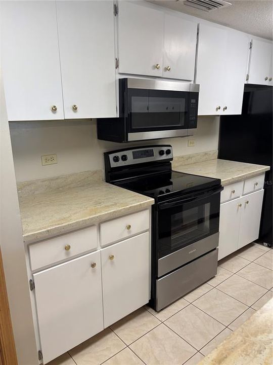 For Sale: $230,000 (1 beds, 1 baths, 825 Square Feet)