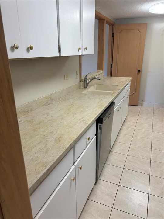 For Sale: $230,000 (1 beds, 1 baths, 825 Square Feet)