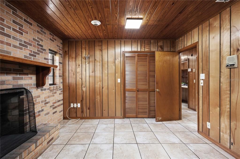 待售: $395,000 (4 贝兹, 2 浴室, 1866 平方英尺)
