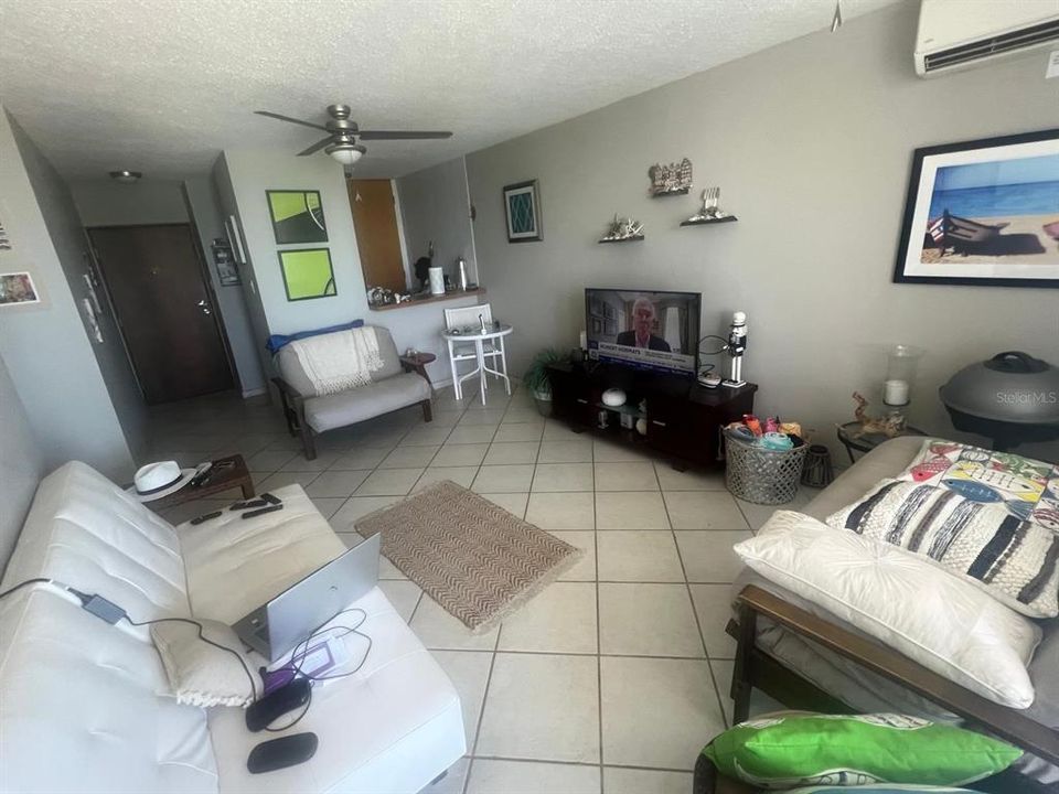 For Sale: $400,000 (1 beds, 1 baths, 632 Square Feet)