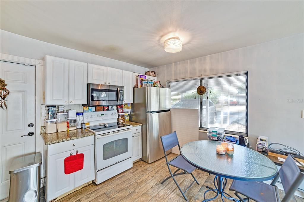 Active With Contract: $300,000 (2 beds, 1 baths, 768 Square Feet)