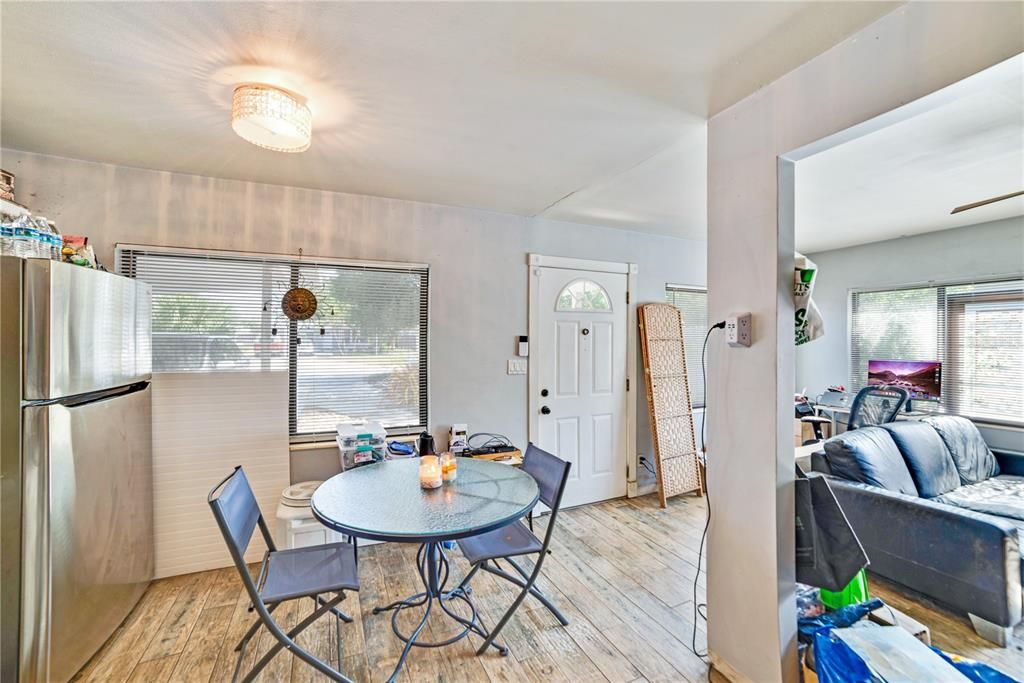 Active With Contract: $300,000 (2 beds, 1 baths, 768 Square Feet)