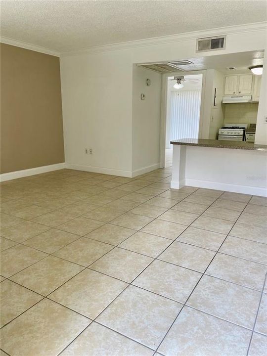 Active With Contract: $1,050 (1 beds, 1 baths, 496 Square Feet)