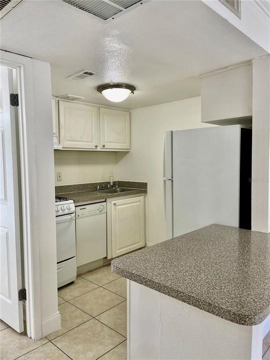 Active With Contract: $1,050 (1 beds, 1 baths, 496 Square Feet)