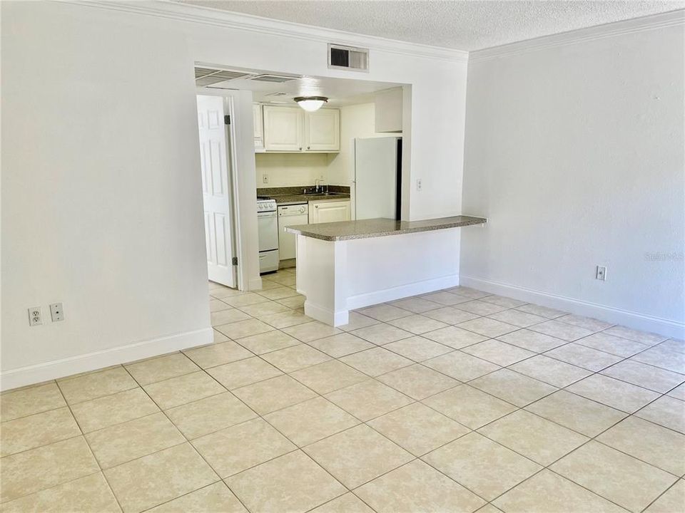 Active With Contract: $1,050 (1 beds, 1 baths, 496 Square Feet)