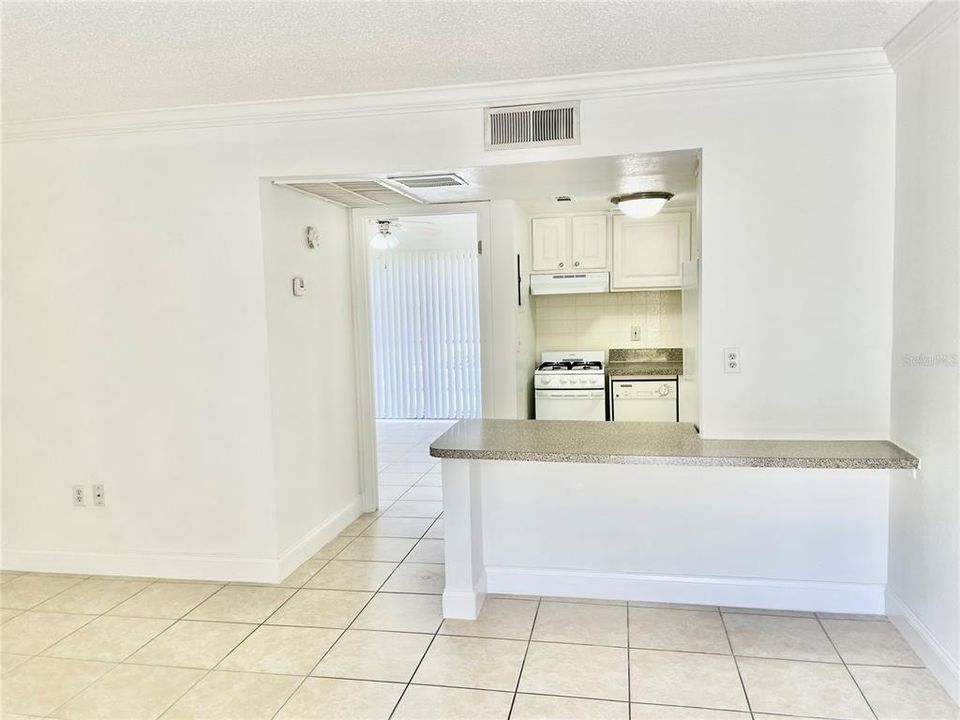 Active With Contract: $1,050 (1 beds, 1 baths, 496 Square Feet)