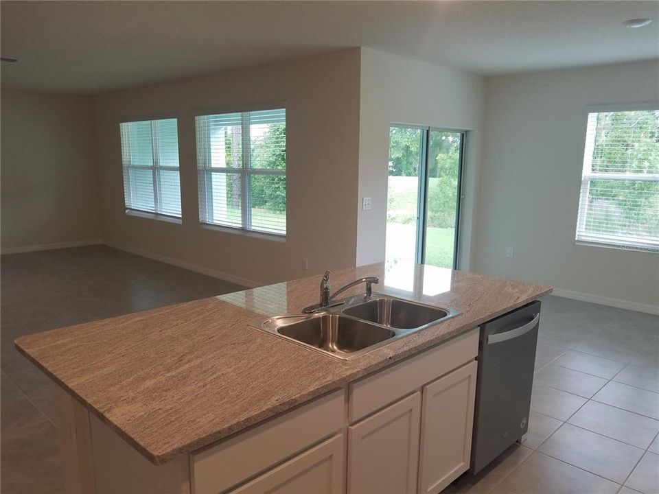 For Rent: $2,545 (4 beds, 2 baths, 2326 Square Feet)