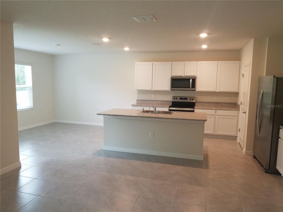 For Rent: $2,545 (4 beds, 2 baths, 2326 Square Feet)