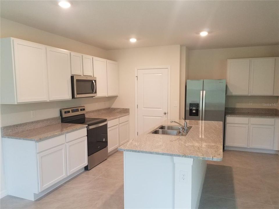 For Rent: $2,545 (4 beds, 2 baths, 2326 Square Feet)