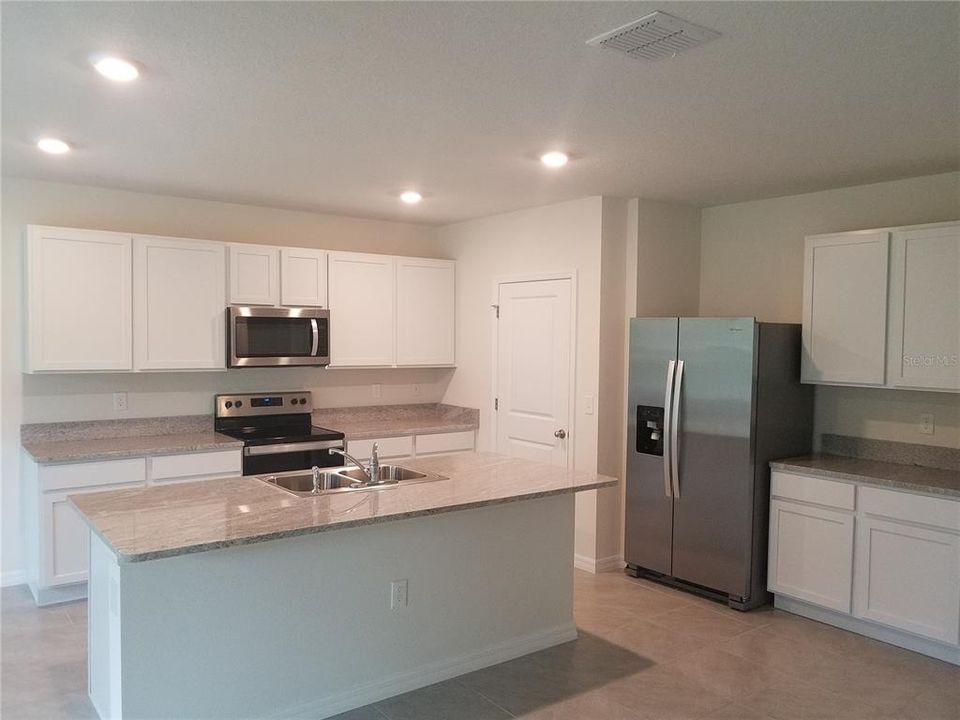 For Rent: $2,545 (4 beds, 2 baths, 2326 Square Feet)