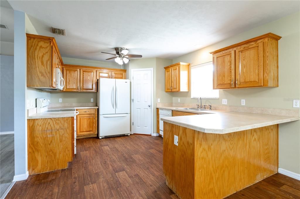 For Sale: $322,900 (3 beds, 2 baths, 1692 Square Feet)