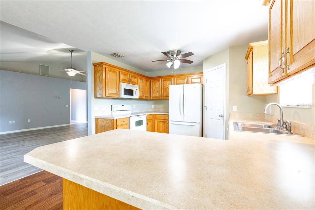 For Sale: $322,900 (3 beds, 2 baths, 1692 Square Feet)