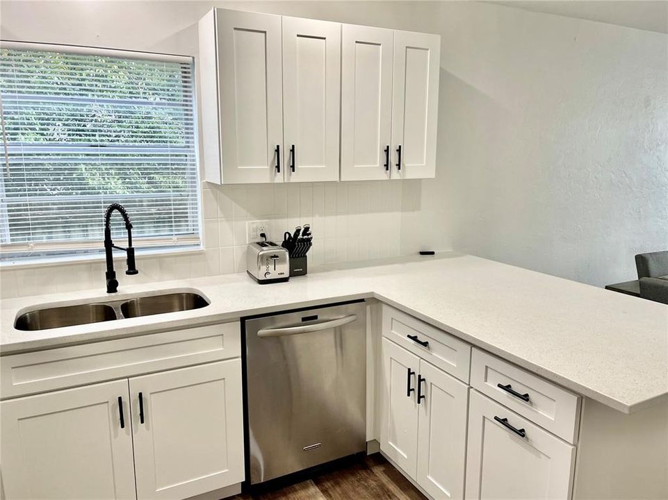 Active With Contract: $306,000 (2 beds, 1 baths, 1860 Square Feet)