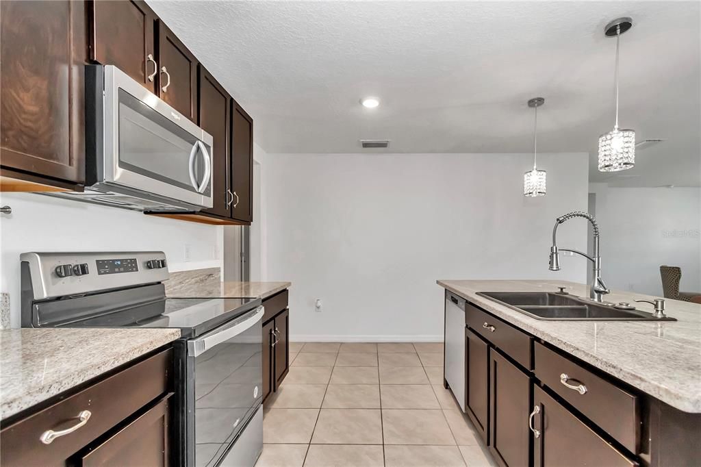 For Rent: $2,450 (4 beds, 2 baths, 1828 Square Feet)