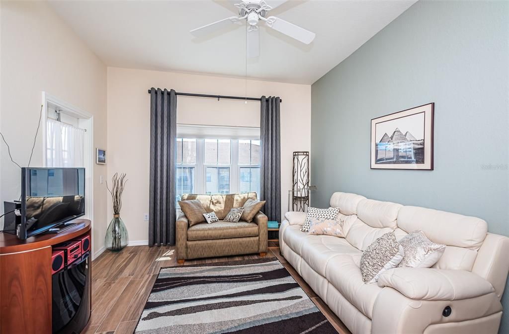 Active With Contract: $389,000 (1 beds, 1 baths, 743 Square Feet)