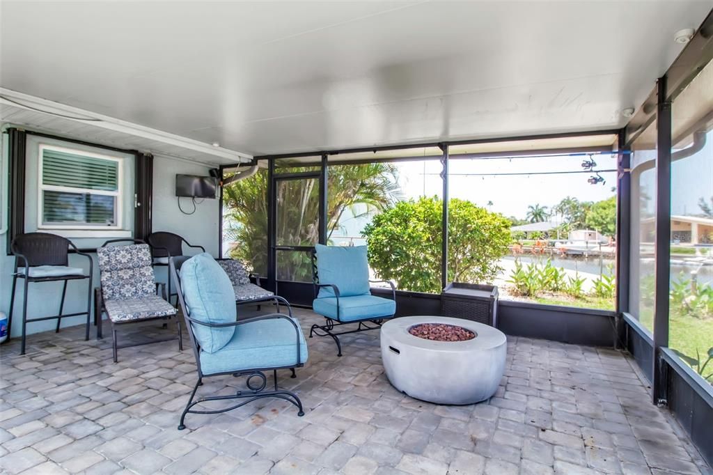 For Sale: $975,000 (3 beds, 2 baths, 1617 Square Feet)