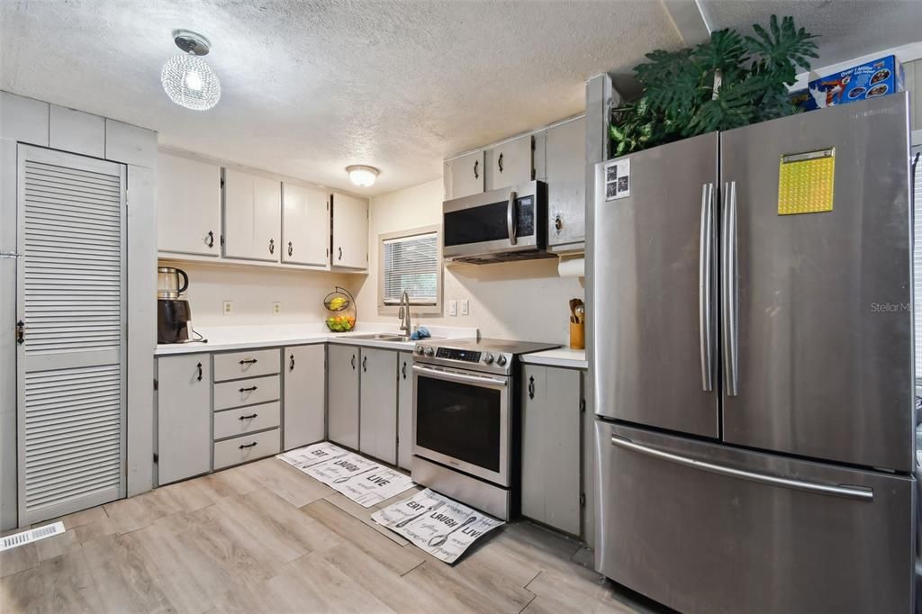 Active With Contract: $299,000 (4 beds, 2 baths, 1536 Square Feet)