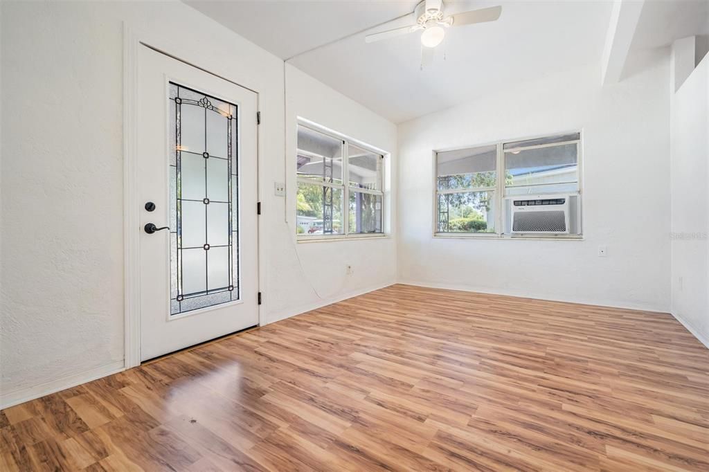 Active With Contract: $285,000 (2 beds, 1 baths, 756 Square Feet)