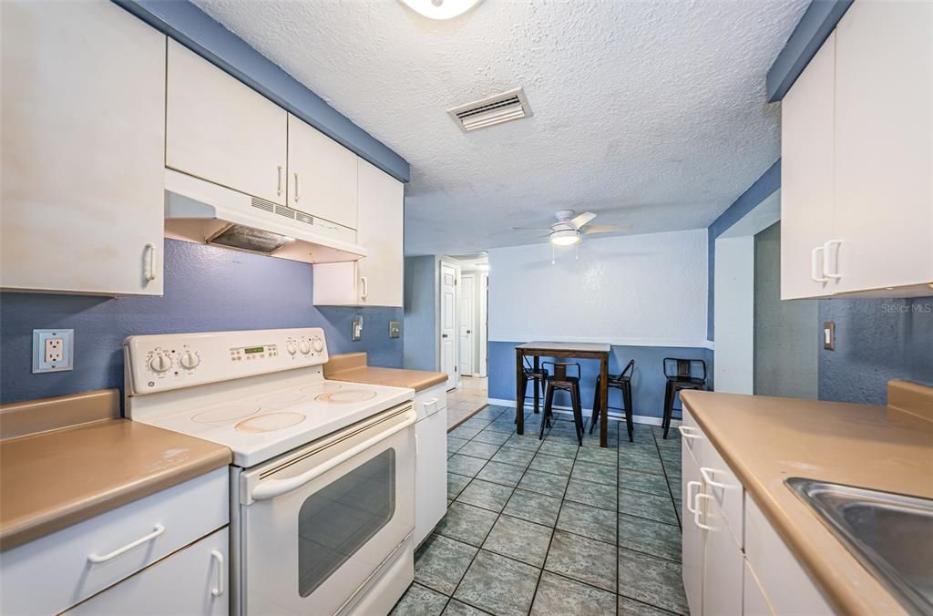 Active With Contract: $219,900 (2 beds, 1 baths, 1051 Square Feet)
