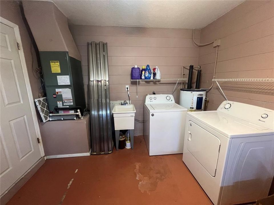 Recently Rented: $2,000 (3 beds, 2 baths, 1090 Square Feet)
