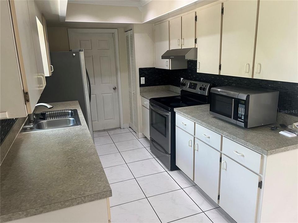 Active With Contract: $2,000 (3 beds, 2 baths, 1090 Square Feet)