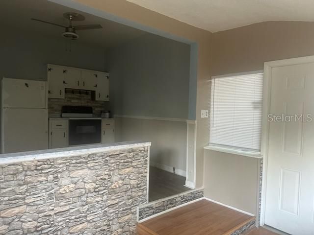 Active With Contract: $895 (1 beds, 1 baths, 650 Square Feet)