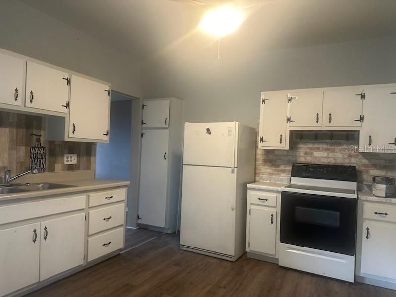 Active With Contract: $895 (1 beds, 1 baths, 650 Square Feet)