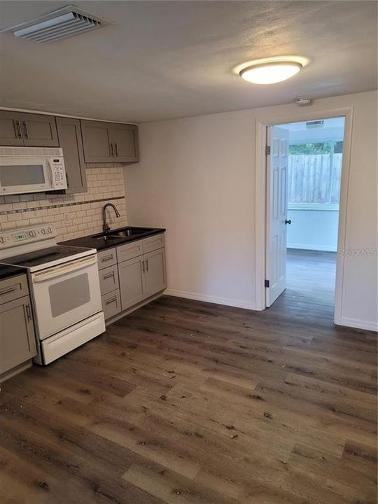 For Rent: $1,600 (3 beds, 1 baths, 882 Square Feet)