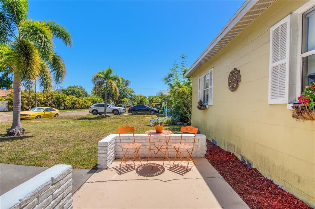 Active With Contract: $355,000 (2 beds, 1 baths, 824 Square Feet)